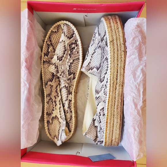 2 for 1 JustFab Loafers Snake skin look brand new in box - Picture 16 of 16
